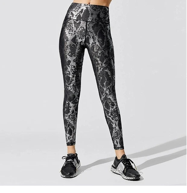 Woman‘s Retro Metallic Snake Gym Outfit