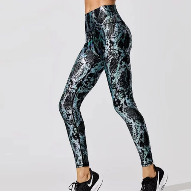 Woman‘s Retro Metallic Snake Gym Outfit